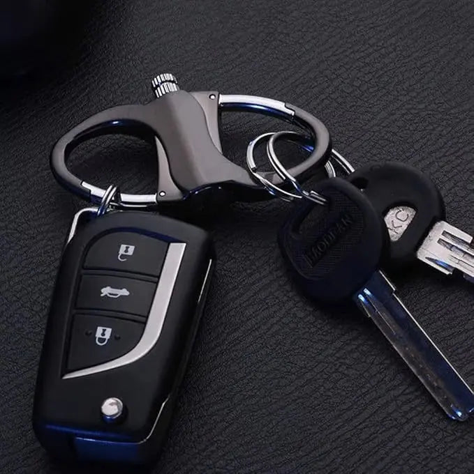 1+1 GRATIS | FlameLatch™ | 2-in-1 Schlüsselanhänger mit Outdoor-Zünder | windfest & nachfüllbar