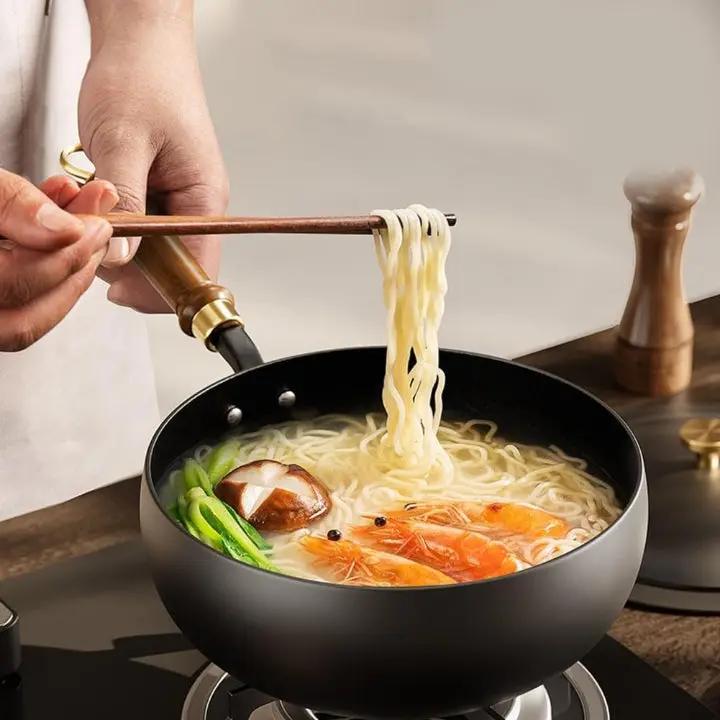 KuroNabe™ | Japanischer Gusseisen-Topf mit Holzdeckel – Traditionelles Design für moderne Küchen