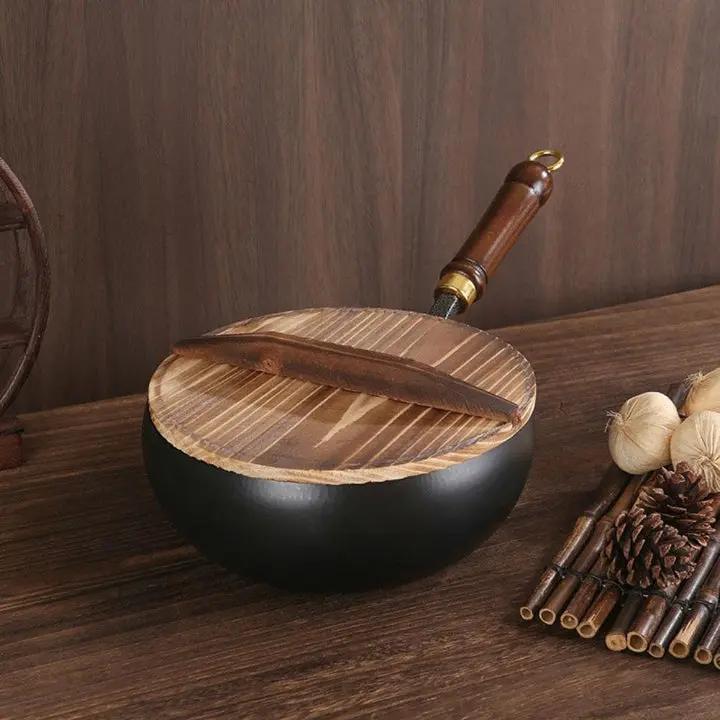 KuroNabe™ | Japanischer Gusseisen-Topf mit Holzdeckel – Traditionelles Design für moderne Küchen